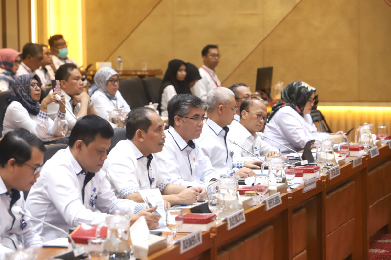 Komisi IX DPR gelar raker dengan Menaker Yassierli bahas laporan keuangan APBN TA 2024 (Ashar/SinPo.id)