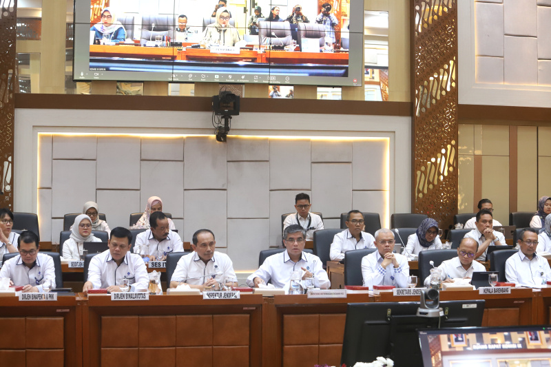 Komisi IX DPR gelar raker dengan Menaker Yassierli bahas laporan keuangan APBN TA 2024 (Ashar/SinPo.id)