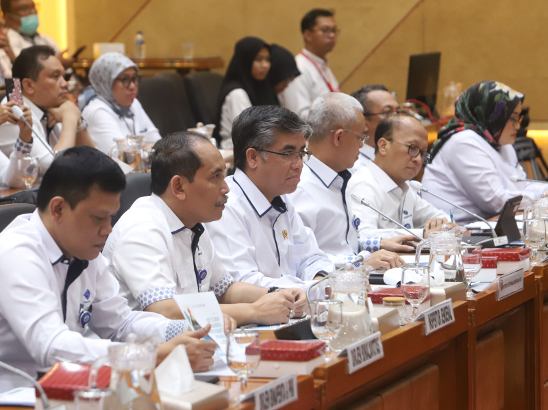 Komisi IX DPR gelar raker dengan Menaker Yassierli bahas laporan keuangan APBN TA 2024 (Ashar/SinPo.id)
