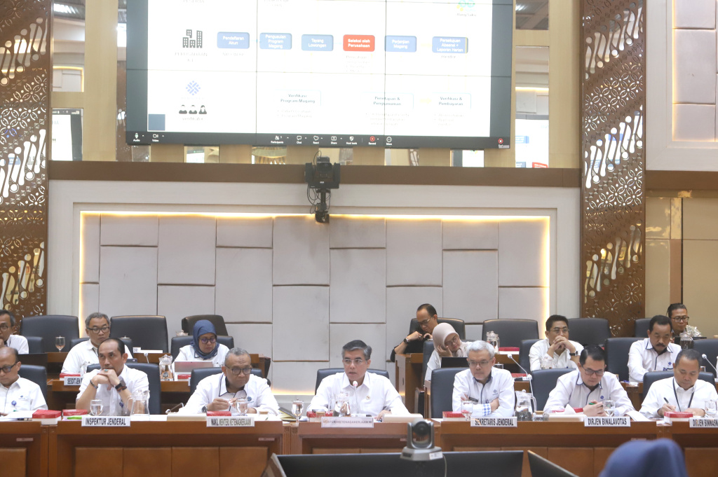 Komisi IX DPR gelar raker dengan Menteri Ketenagakerjaan Yassierli membahas program kerja 2026 dan Magang Kerja Nasional serta Magang di luar negeri (Ashar/SinPo.id)