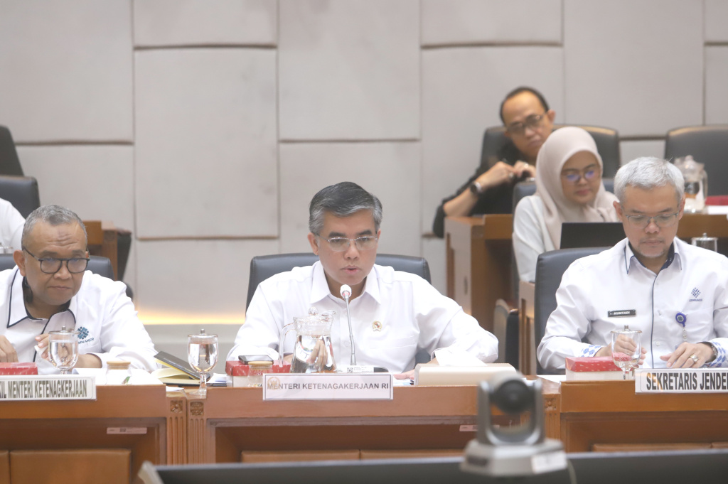 Komisi IX DPR gelar raker dengan Menteri Ketenagakerjaan Yassierli membahas program kerja 2026 dan Magang Kerja Nasional serta Magang di luar negeri (Ashar/SinPo.id)