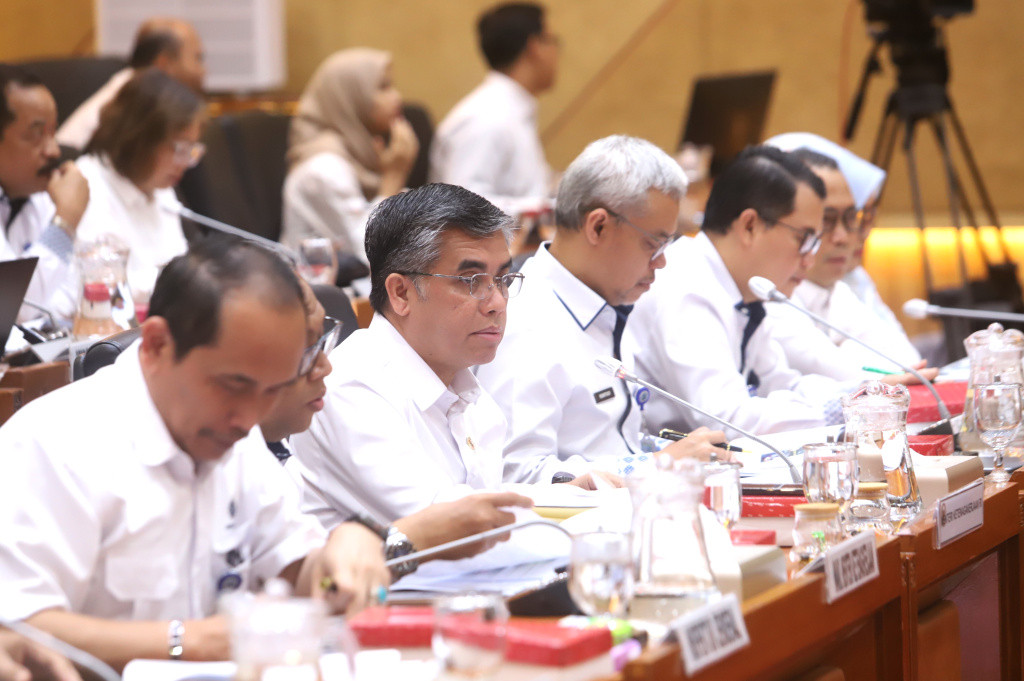 Komisi IX DPR gelar raker dengan Menteri Ketenagakerjaan Yassierli membahas program kerja 2026 dan Magang Kerja Nasional serta Magang di luar negeri (Ashar/SinPo.id)