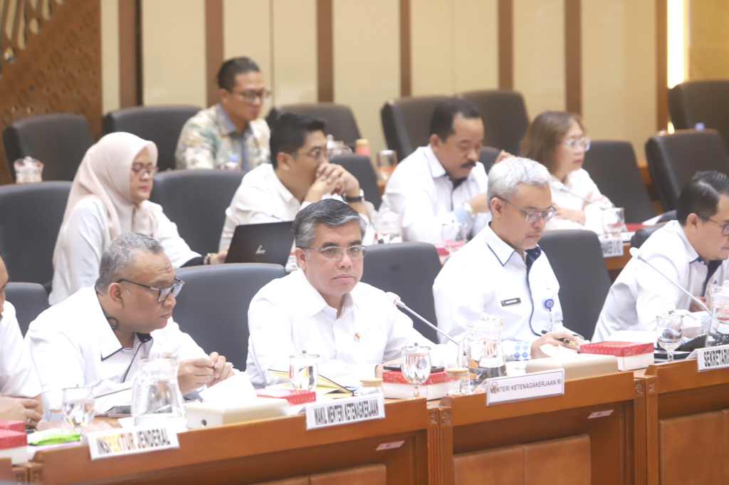 Komisi IX DPR gelar raker dengan Menteri Ketenagakerjaan Yassierli membahas program kerja 2026 dan Magang Kerja Nasional serta Magang di luar negeri (Ashar/SinPo.id)