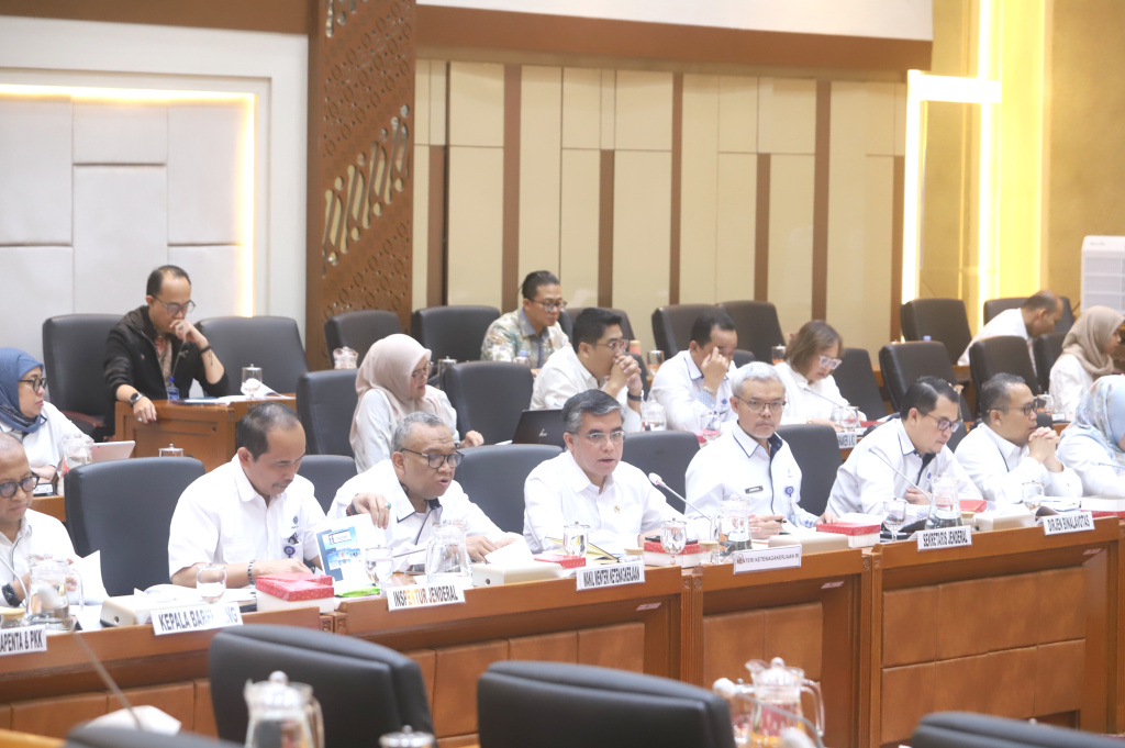 Komisi IX DPR gelar raker dengan Menteri Ketenagakerjaan Yassierli membahas program kerja 2026 dan Magang Kerja Nasional serta Magang di luar negeri (Ashar/SinPo.id)