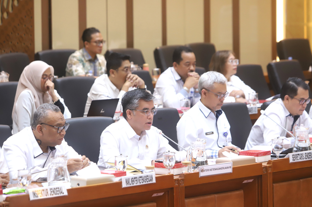 Komisi IX DPR gelar raker dengan Menteri Ketenagakerjaan Yassierli membahas program kerja 2026 dan Magang Kerja Nasional serta Magang di luar negeri (Ashar/SinPo.id)