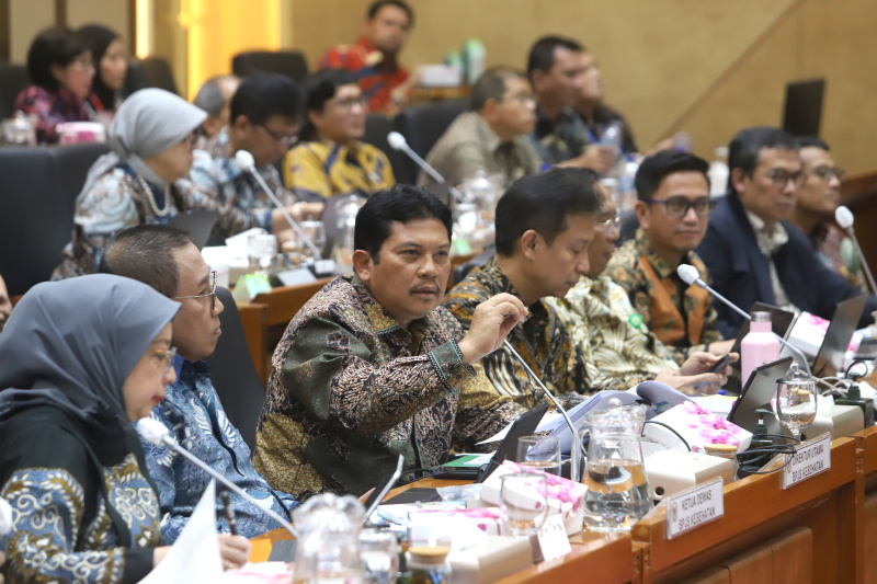 Komisi IX DPR menggelar Raker dengan Menteri Kesehatan Budi Gunadi Sadikin membahas kelas rawat inap standar (KRIS) (Ashar/SinPo.id)
