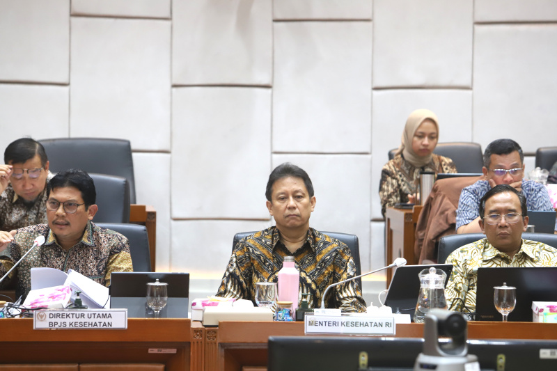 Komisi IX DPR menggelar Raker dengan Menteri Kesehatan Budi Gunadi Sadikin membahas kelas rawat inap standar (KRIS) (Ashar/SinPo.id)