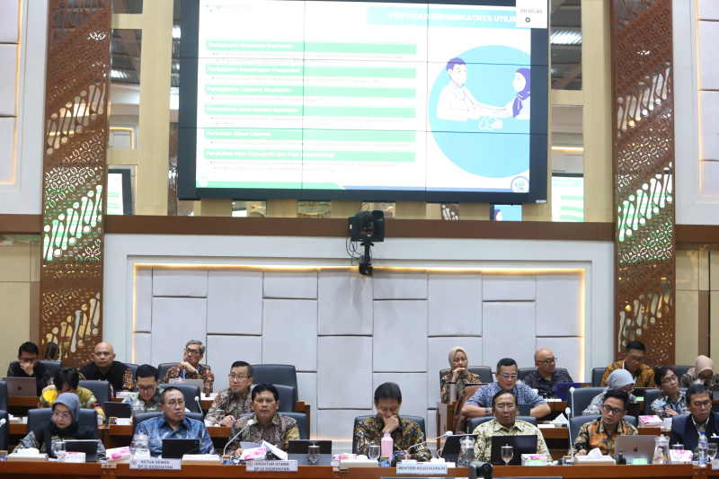 Komisi IX DPR menggelar Raker dengan Menteri Kesehatan Budi Gunadi Sadikin membahas kelas rawat inap standar (KRIS) (Ashar/SinPo.id)