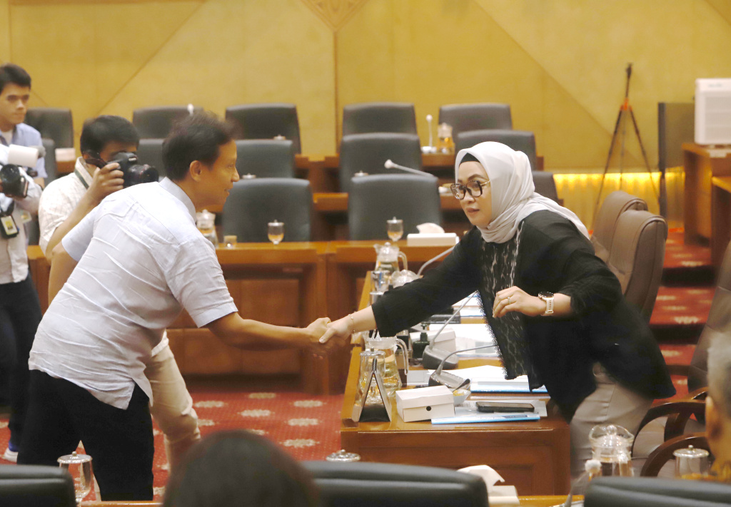 Komisi IX DPR menggelar raker dengan Menteri Kesehatan Budi Gunadi Sadikin membahas penanganan penyakit campak dan penyakit menular lainnya (Ashar/SinPo.id)