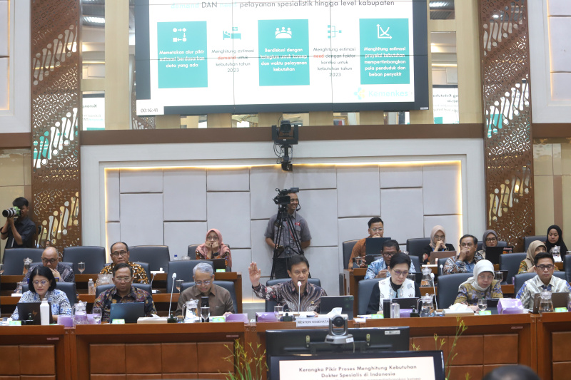 Komisi IX DPR gelar ramer dengan Menkes Budi Gunadi Sadikin membahas PPDS dan Persiapan Pelayanan Kesehatan Haji 2025 (Ashar/SinPo.id)