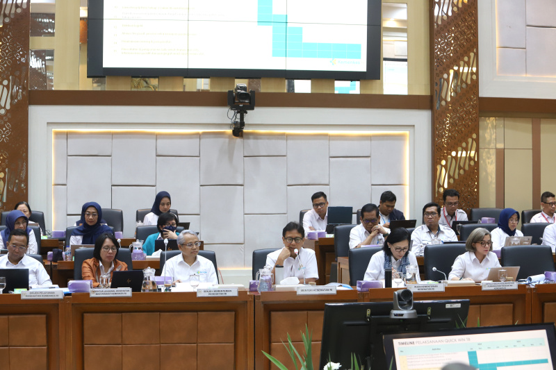 Komisi IX DPR menggelar raker dengan Menkes Budi Gunadi Sadikin membahas program kerja Kementrian Kesehatan (Ashar/SinPo.id)