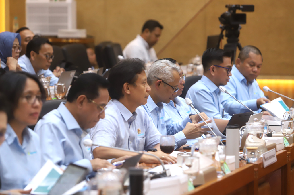 Komisi IX DPR menggelar Raker dengan Menkes Budi Gunadi Sadikin membahas program Kesehatan Prioritas Nasional di Wilayah terdampak bencana di Sumatera, dan pendalaman arah kebijakan nasional (Ashar/SinPo.id)