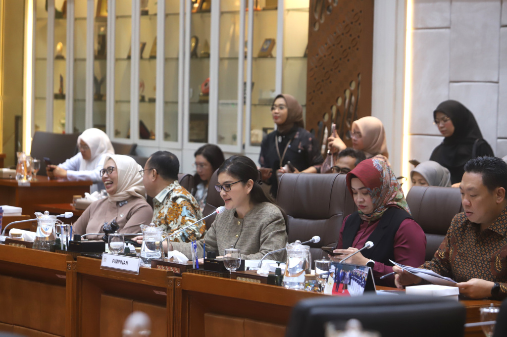 Komisi IX DPR menggelar Raker dengan Menkes Budi Gunadi Sadikin membahas program Kesehatan Prioritas Nasional di Wilayah terdampak bencana di Sumatera, dan pendalaman arah kebijakan nasional (Ashar/SinPo.id)