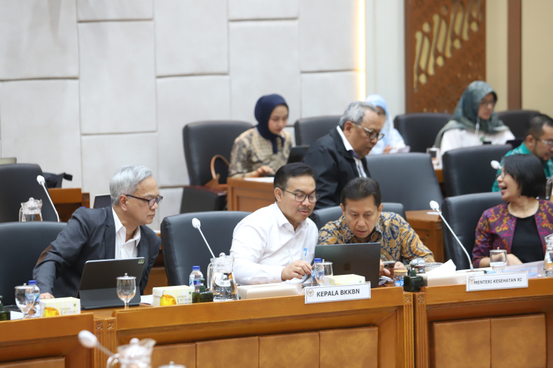 Komisi IX DPR gelar raker dengan Menteri Kesehatan Budi Gunadi Sadikin membahas Program Nasional Stunting bagi anak (Ashar/SinPo.id)