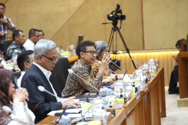 Komisi IX DPR gelar raker dengan Menteri Kesehatan Budi Gunadi Sadikin membahas Program Nasional Stunting bagi anak (Ashar/SinPo.id)