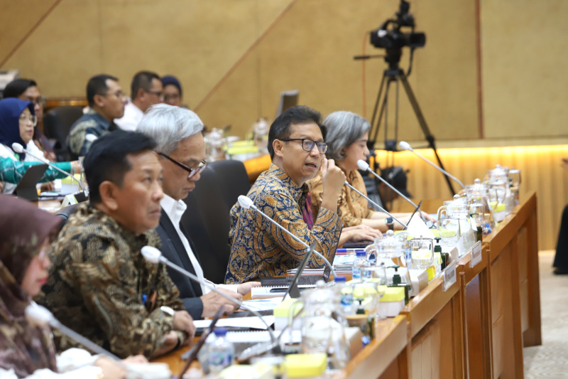 Komisi IX DPR gelar raker dengan Menteri Kesehatan Budi Gunadi Sadikin membahas Program Nasional Stunting bagi anak (Ashar/SinPo.id)