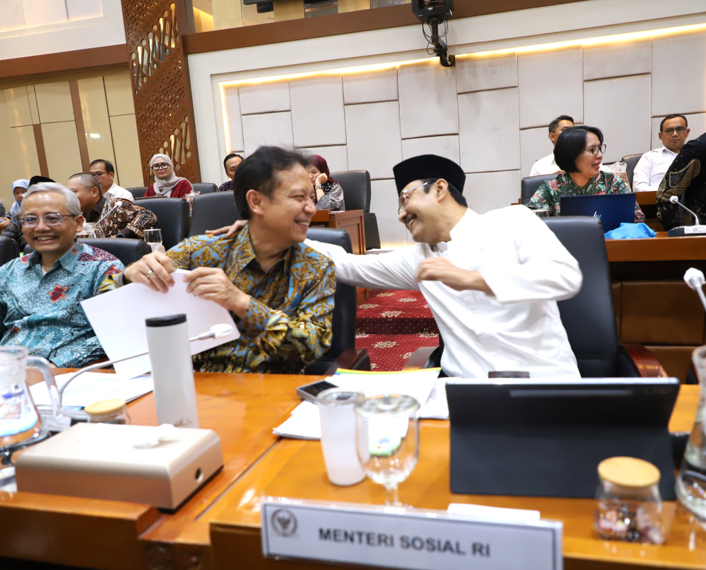 Komisi IX DPR menggelar raker dengan Menkes Budi Gunadi Sadikin dan Mensos Syaifullah Yusuf membahas Kecukupan Kouta PBI dan Peserta JKN (Ashar/SinPo.id)
