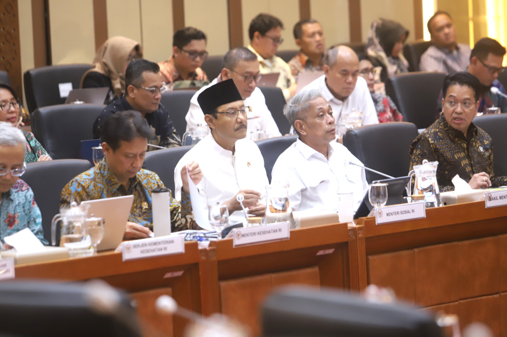 Komisi IX DPR menggelar raker dengan Menkes Budi Gunadi Sadikin dan Mensos Syaifullah Yusuf membahas Kecukupan Kouta PBI dan Peserta JKN (Ashar/SinPo.id)