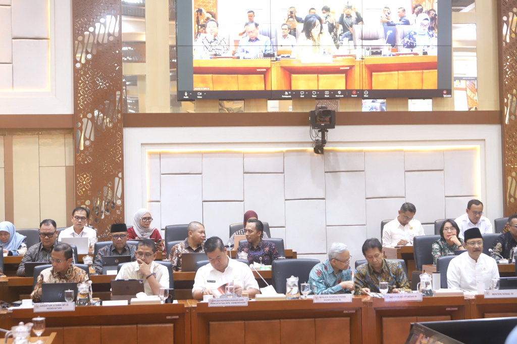 Komisi IX DPR menggelar raker dengan Menkes Budi Gunadi Sadikin dan Mensos Syaifullah Yusuf membahas Kecukupan Kouta PBI dan Peserta JKN (Ashar/SinPo.id)