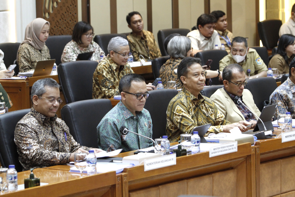 Komisi IX DPR gelar raker dengan Menkes, MenPAN-RB, Wamenkumham, Wamenkeu, Kemendikbudristek dan Kemendagri (Ashar/SinPo.id)