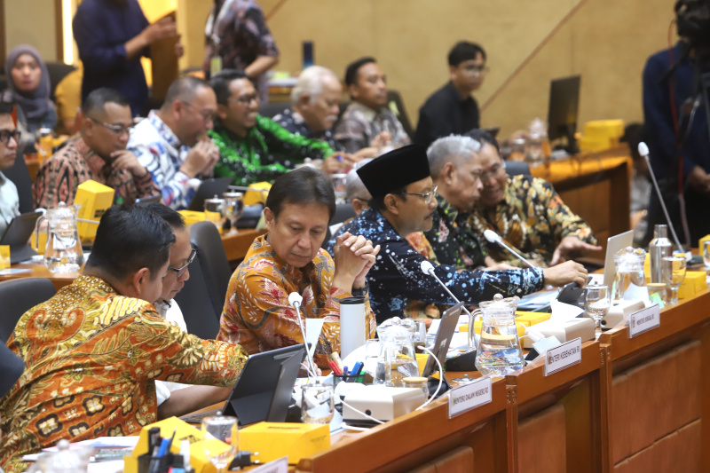 Komisi IX DPR raker dengan Menkes Budi Gunadi Sadikin, Mensos Syaifullah Yusuf, Mendagri Tito Karnavian membahas PBI (Ashar/SinPo.id)