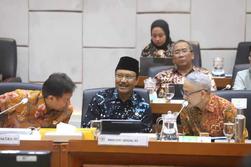 Komisi IX DPR raker dengan Menkes Budi Gunadi Sadikin, Mensos Syaifullah Yusuf, Mendagri Tito Karnavian membahas PBI (Ashar/SinPo.id)
