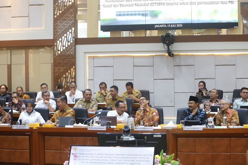 Komisi IX DPR raker dengan Menkes Budi Gunadi Sadikin, Mensos Syaifullah Yusuf, Mendagri Tito Karnavian membahas PBI (Ashar/SinPo.id)