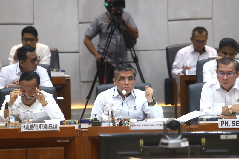 Komisi IX DPR gelar raker dengan Menteri Ketenagakerjaan Yassierli membahas evaluasi PHK sektor industri padat karya pemerintah dan swasta (Ashar/SinPo.id)