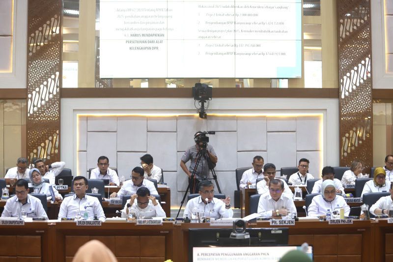 Komisi IX DPR gelar raker dengan Menteri Ketenagakerjaan Yassierli membahas evaluasi PHK sektor industri padat karya pemerintah dan swasta (Ashar/SinPo.id)