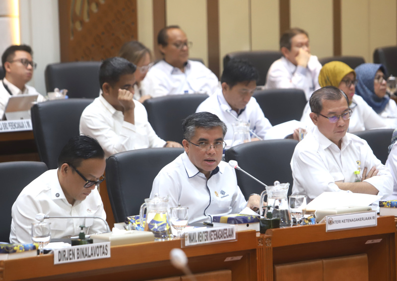 Komisi IX DPR gelar raker dengan Menteri Ketenagakerjaan Yassierli membahas evaluasi PHK sektor industri padat karya pemerintah dan swasta (Ashar/SinPo.id)
