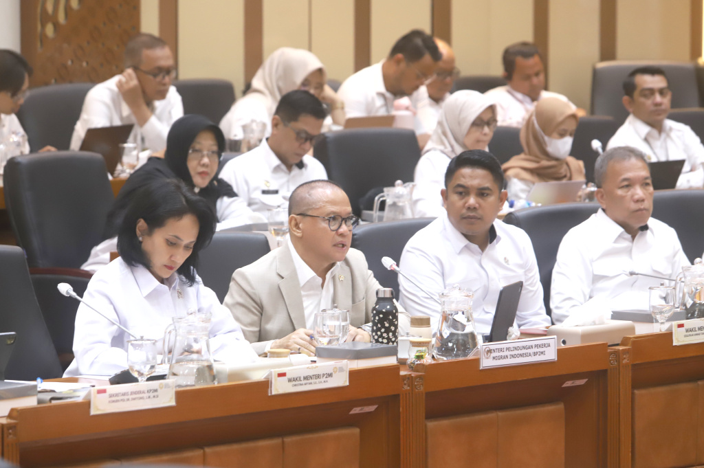 Komisi IX DPR menggelar raker dengan Menteri P2MI Mukhtarudin membahas Program kerja dan Perlindungan PMI di negara konflik Timur Tengah (Ashar/SinPo.id)