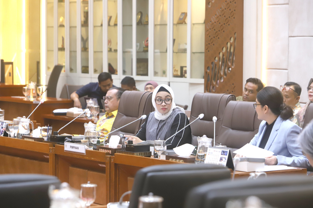 Komisi IX DPR menggelar raker dengan Menteri P2MI Mukhtarudin membahas Program kerja dan Perlindungan PMI di negara konflik Timur Tengah (Ashar/SinPo.id)