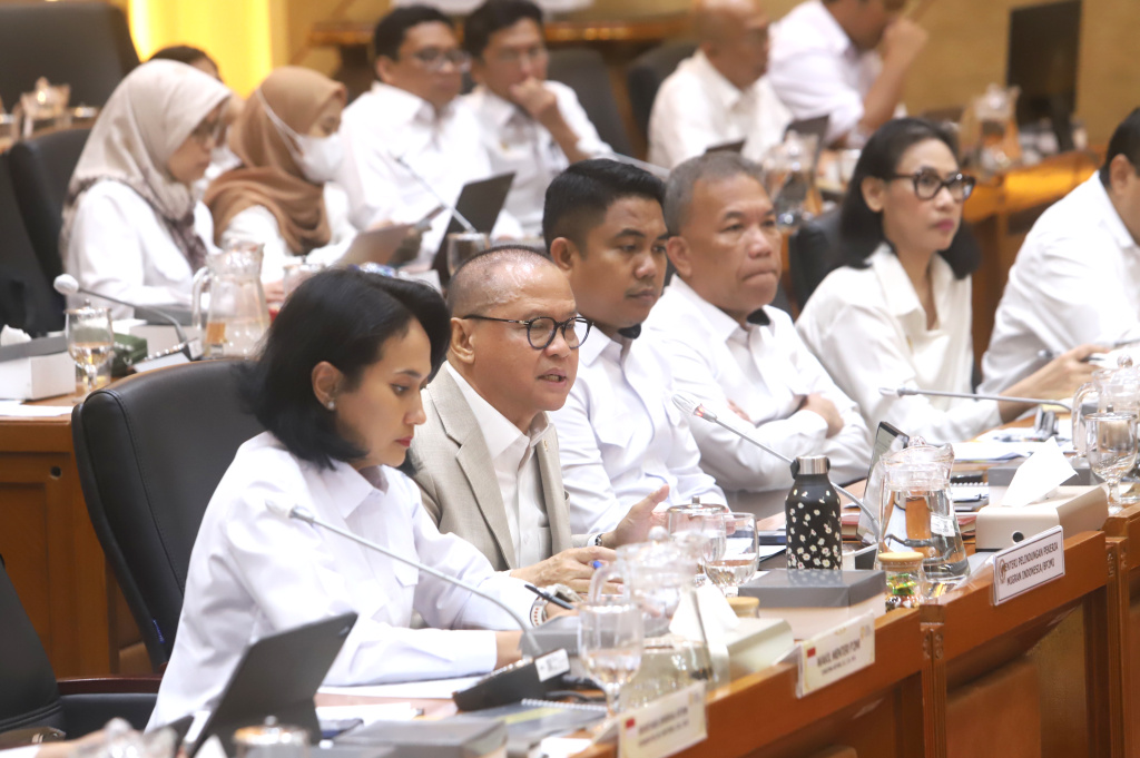 Komisi IX DPR menggelar raker dengan Menteri P2MI Mukhtarudin membahas Program kerja dan Perlindungan PMI di negara konflik Timur Tengah (Ashar/SinPo.id)