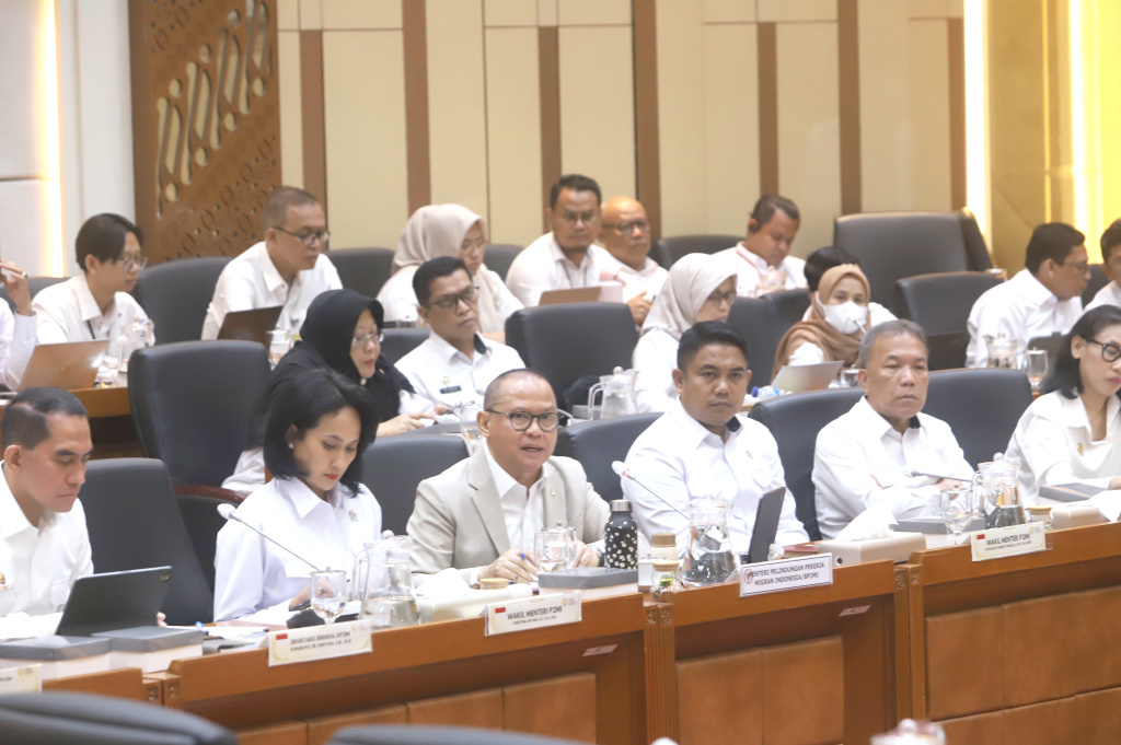 Komisi IX DPR menggelar raker dengan Menteri P2MI Mukhtarudin membahas Program kerja dan Perlindungan PMI di negara konflik Timur Tengah (Ashar/SinPo.id)