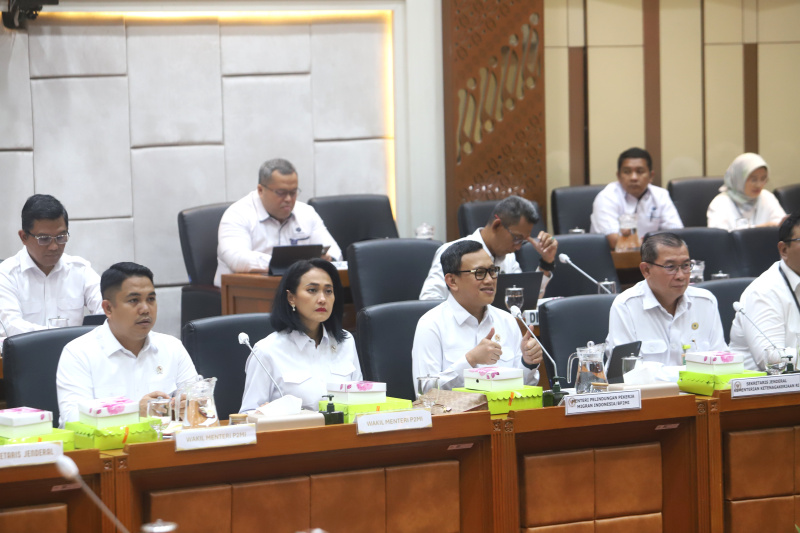 Komisi IX DPR gelar raker dengan Menteri P2MI Abdul Kadir Karding membahasn perkuat pengamanan dan perlindungan Pekerja Migran Indonesia (Ashar/SinPo)