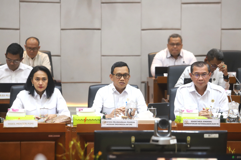 Komisi IX DPR gelar raker dengan Menteri P2MI Abdul Kadir Karding membahasn perkuat pengamanan dan perlindungan Pekerja Migran Indonesia (Ashar/SinPo)