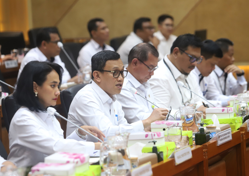 Komisi IX DPR gelar raker dengan Menteri P2MI Abdul Kadir Karding membahasn perkuat pengamanan dan perlindungan Pekerja Migran Indonesia (Ashar/SinPo)