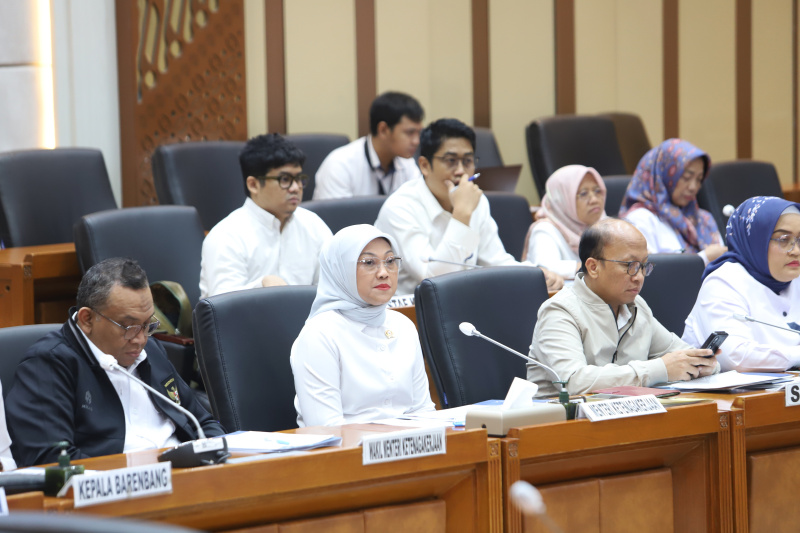 Komisi IX DPR gelar raker dengan Menteri Tenaga Kerja Ida Fauziyah bahas pelaksanaan THR Idul Fitri 1445 H bagi pekerja (Ashar/SinPo.id)