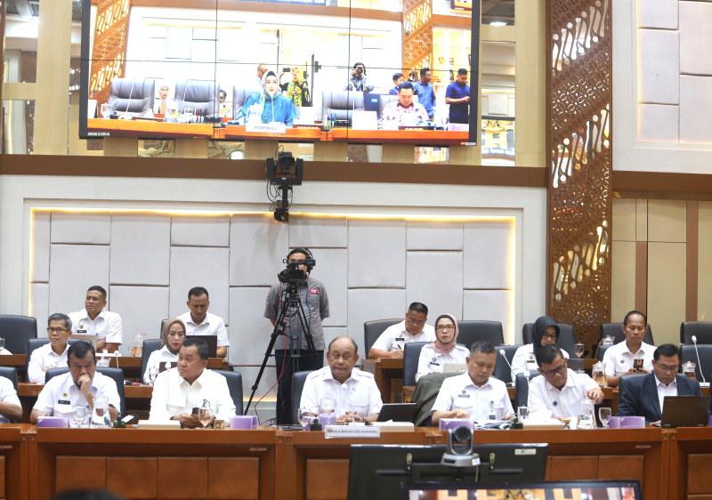 Komisi IX DPR gelar RDP dengan Kepala Badan Gizi Nasional Dadan Hindayana membahas evaluasi program makan bergizi gratis triwulan II (Ashar/SinPo.id)