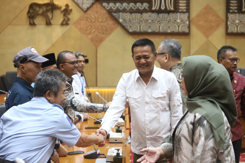 Komisi IX DPR menerima Audiensi Serikat Pekerja PT Sritex Group untuk mengawal hak-hak pekerja Sritex terpenuhi (Ashar/SinPo.id)