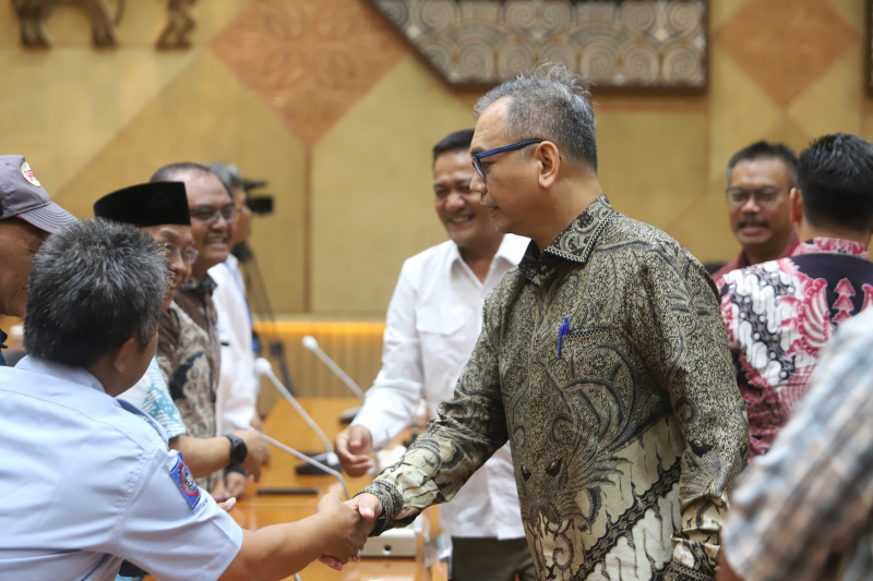 Komisi IX DPR menerima Audiensi Serikat Pekerja PT Sritex Group untuk mengawal hak-hak pekerja Sritex terpenuhi (Ashar/SinPo.id)