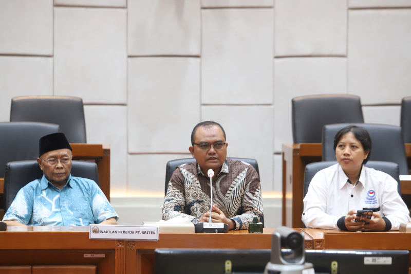 Komisi IX DPR menerima Audiensi Serikat Pekerja PT Sritex Group untuk mengawal hak-hak pekerja Sritex terpenuhi (Ashar/SinPo.id)