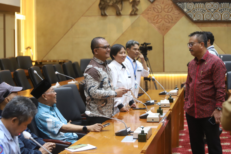 Komisi IX DPR menerima Audiensi Serikat Pekerja PT Sritex Group untuk mengawal hak-hak pekerja Sritex terpenuhi (Ashar/SinPo.id)