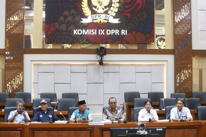 Komisi IX DPR menerima Audiensi Serikat Pekerja PT Sritex Group untuk mengawal hak-hak pekerja Sritex terpenuhi (Ashar/SinPo.id)