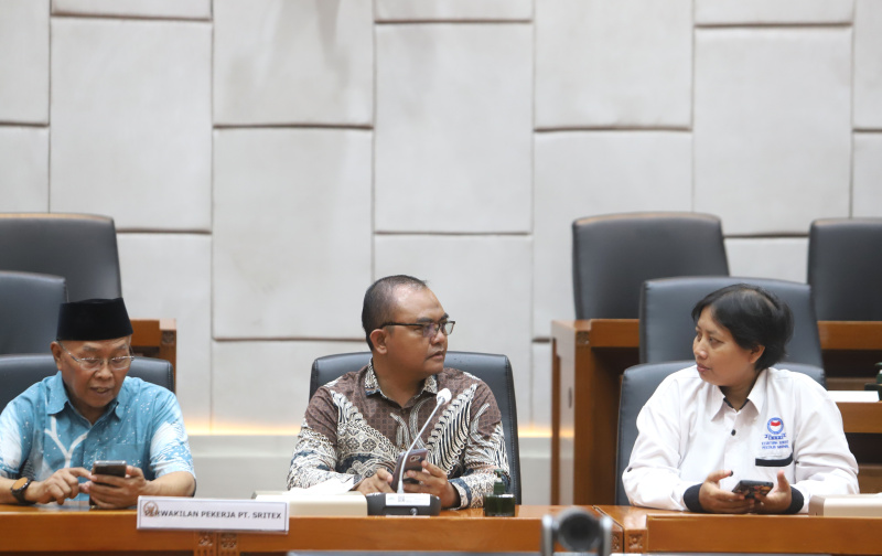 Komisi IX DPR menerima Audiensi Serikat Pekerja PT Sritex Group untuk mengawal hak-hak pekerja Sritex terpenuhi (Ashar/SinPo.id)