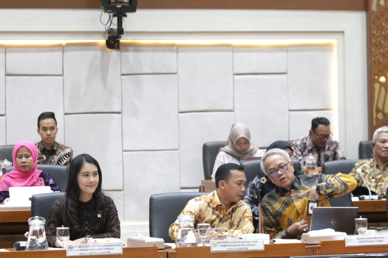 Komisi IX DPR gelar raker dengan Menteri Kependudukan dan Pembangunan Keluarga Wihaji membahas program Kementerian Kependudukan dan Pembangunan Keluarga (Ashar/SinPo.id)