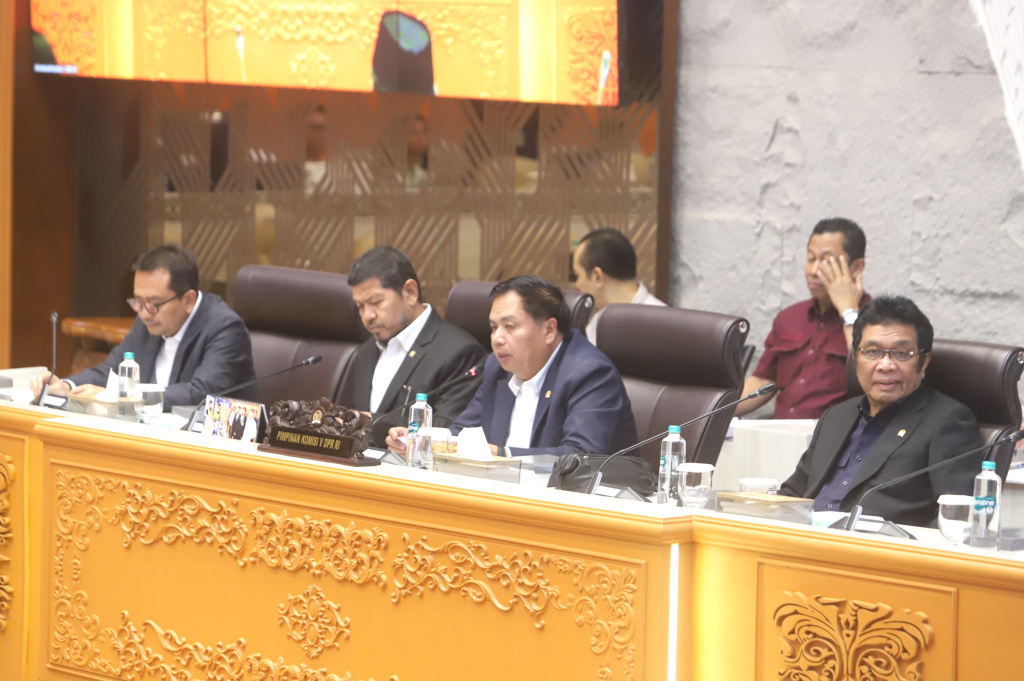 Komisi V DPR menggelar raker dengan Menteri Pekerjaan Umum Dody Hanggodo membahas evaluasi pelaksanaan Prasana Umum dan Infrastruktur Pasca lebaran (Ashar/SinPo.id)