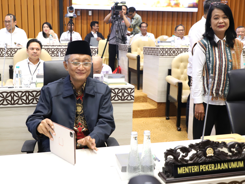 Komisi V DPR menggelar raker dengan Menteri Pekerjaan Umum Dody Hanggodo membahas evaluasi pelaksanaan Prasana Umum dan Infrastruktur Pasca lebaran (Ashar/SinPo.id)