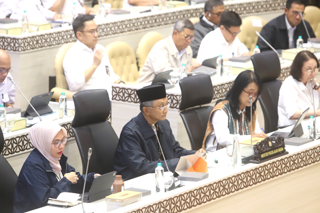 Komisi V DPR menggelar raker dengan Menteri Pekerjaan Umum Dody Hanggodo membahas evaluasi pelaksanaan Prasana Umum dan Infrastruktur Pasca lebaran (Ashar/SinPo.id)