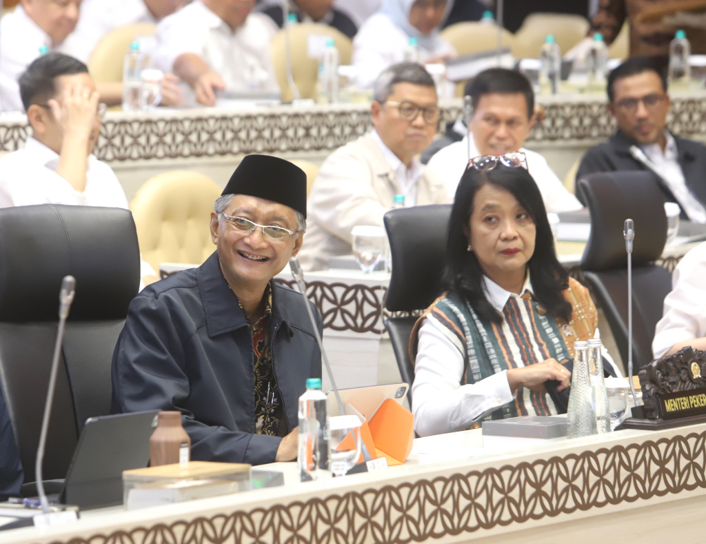 Komisi V DPR menggelar raker dengan Menteri Pekerjaan Umum Dody Hanggodo membahas evaluasi pelaksanaan Prasana Umum dan Infrastruktur Pasca lebaran (Ashar/SinPo.id)